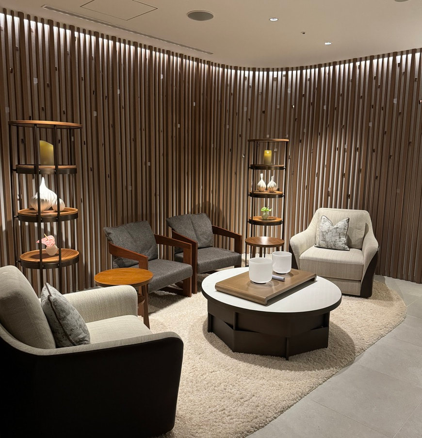 Cozy corner with armchairs and wooden shelves for a warm ambiance.