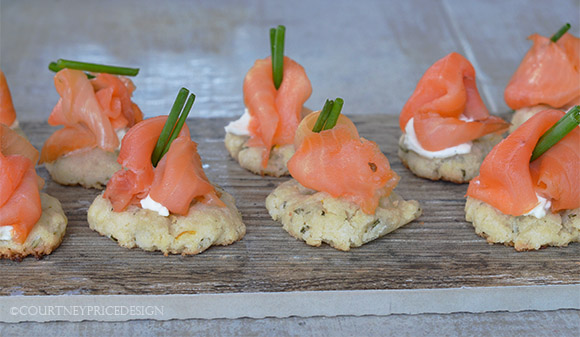 Smoked salmon bites on crispy rice with cream cheese and chives.