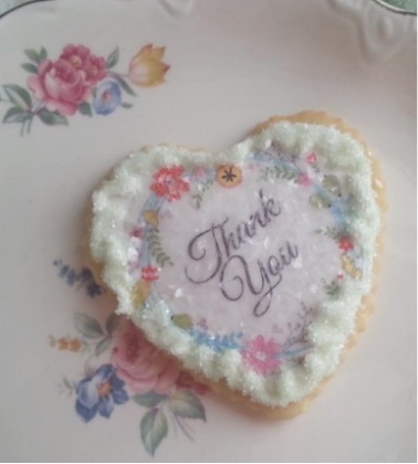 Heart-shaped cookie with "Thank You" message.